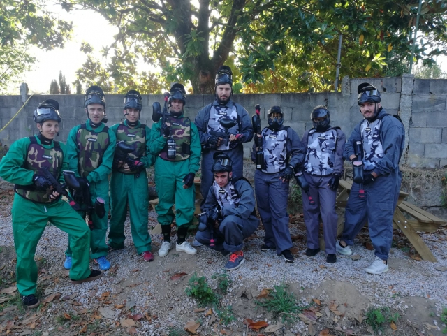  Gruppo di amici in una sessione di paintball