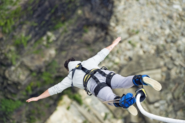  Prática de bungee jumping a 30 metros 