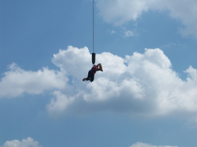  Prática de bungee jumping em Saldes 