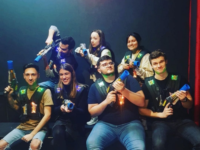 Grupo de amigos jugando listos para la partida