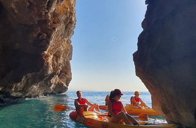 Disfruta de las cueva de Salou en kayak