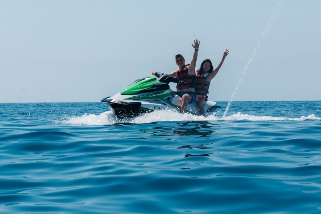  Goditi un giro in moto d'acqua 