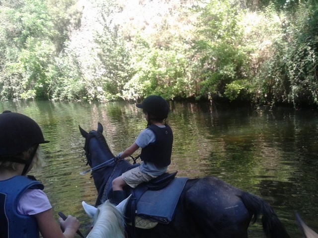  Reiten entlang des Flusses Ser 