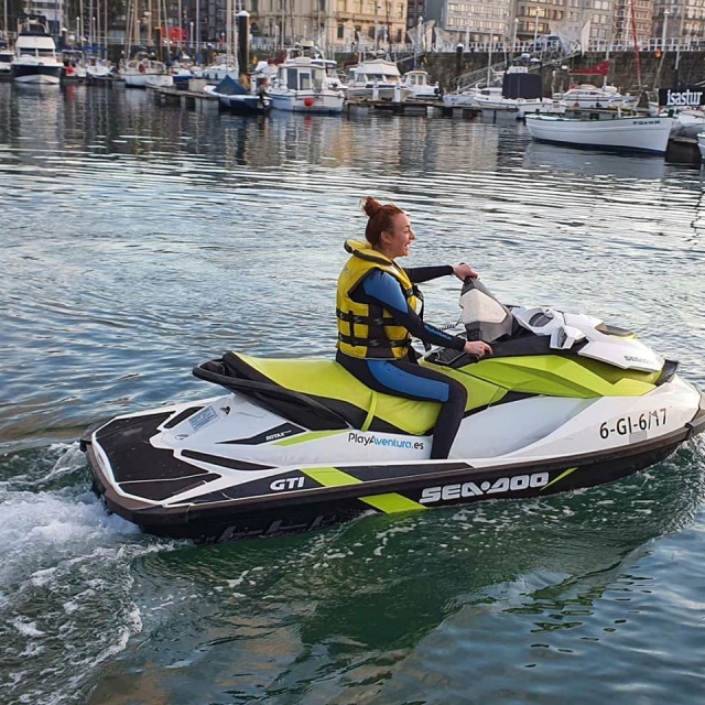  Guida in moto d'acqua per addio al nubilato 