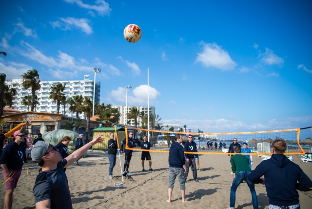  Jogando vôlei com quem está no trabalho 