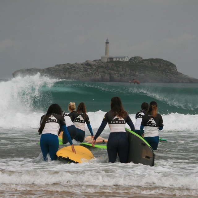 Grupo de chicas surfeando en Somo