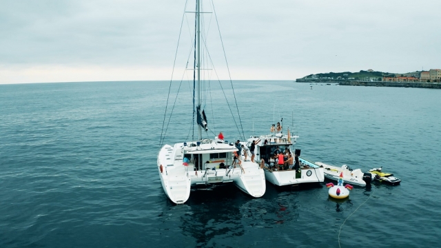 Catamarán y yate juntos en alta mar
