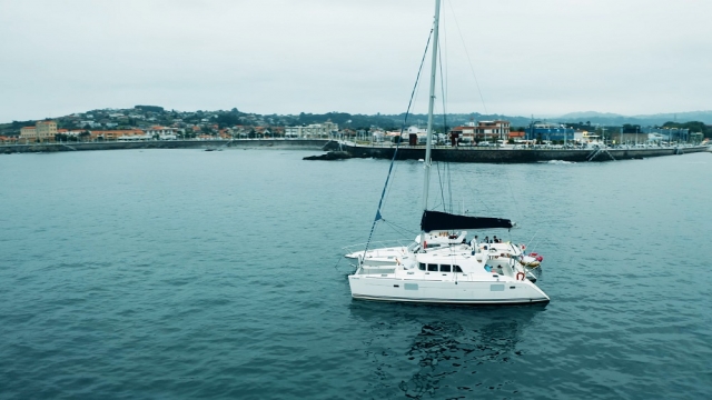 Yate en la costa asturiana