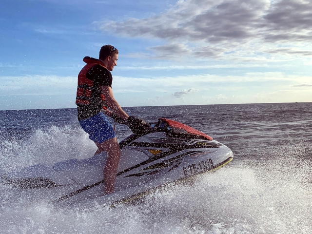 Acelera en el jet ski