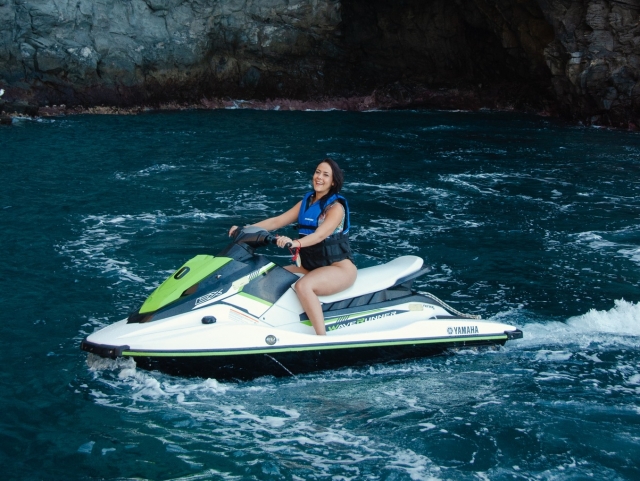 Pilota una moto de agua