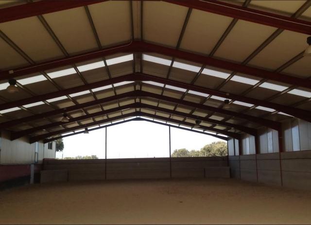 Pista cubierta de equitación