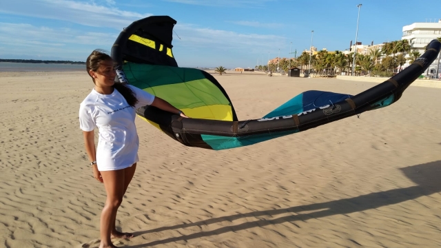Con la cometa de kitesurf