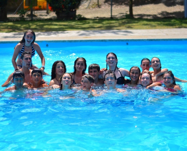  Spiele im Pool mit Camp-Freunden 
