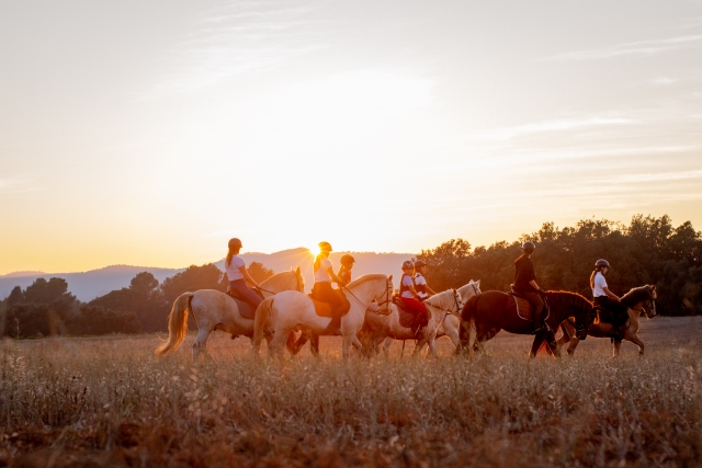 Montando a caballo al atardecer
