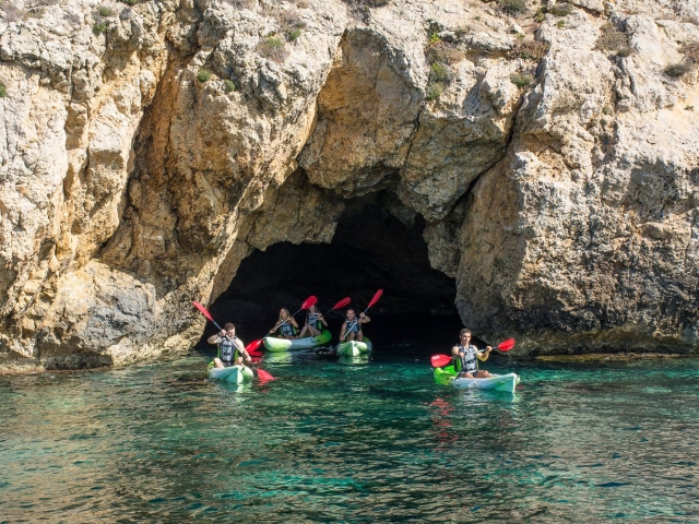  Kayak à travers les grottes 
