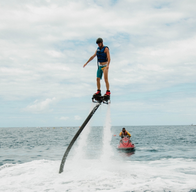  Acrobaties aériennes avec le flyboard 