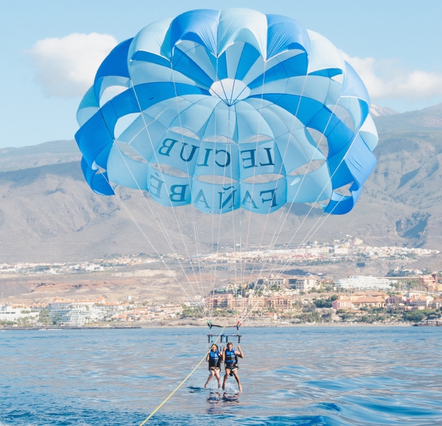  Über das Wasser gleiten mit Parascending 