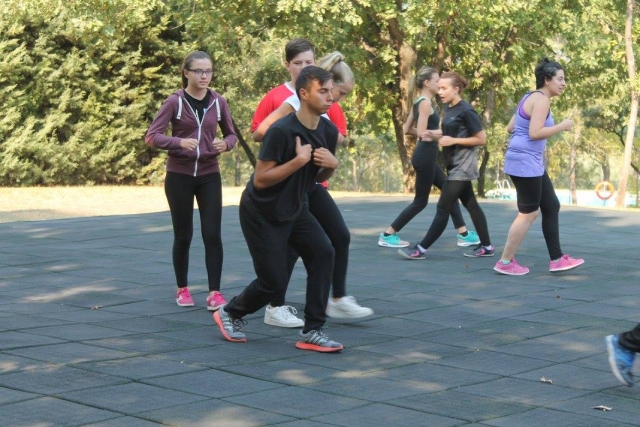  Ragazzi che provano la coreografia 
