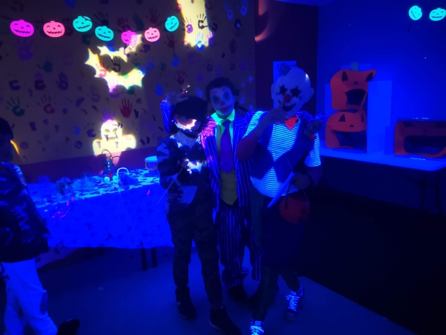  与新朋友一起参加化装舞会 