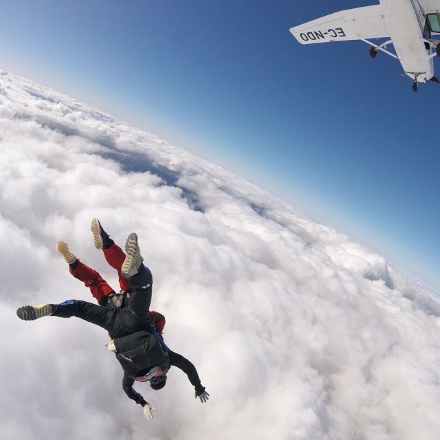  Parachutisme à travers les nuages 