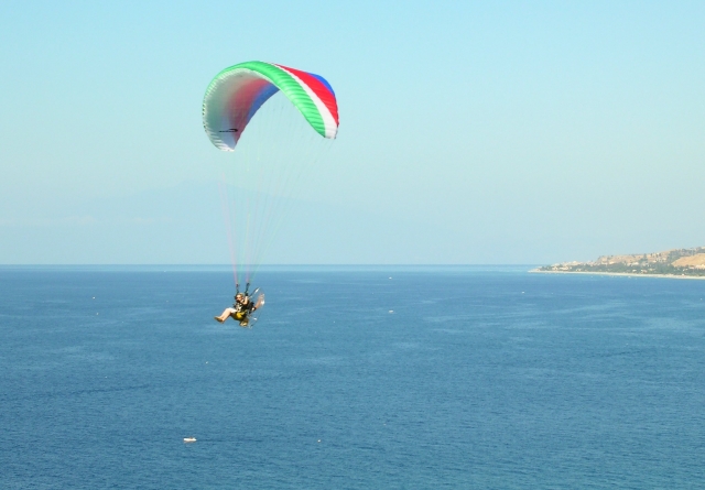 Volando sobre el mar en paramotor