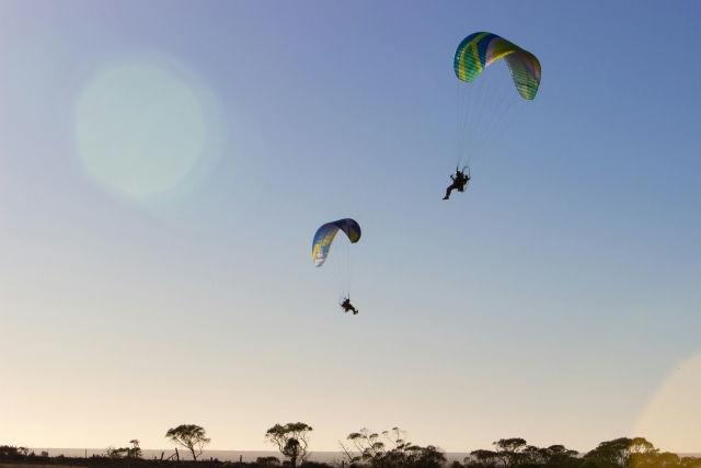 Parapente con motor en la playa