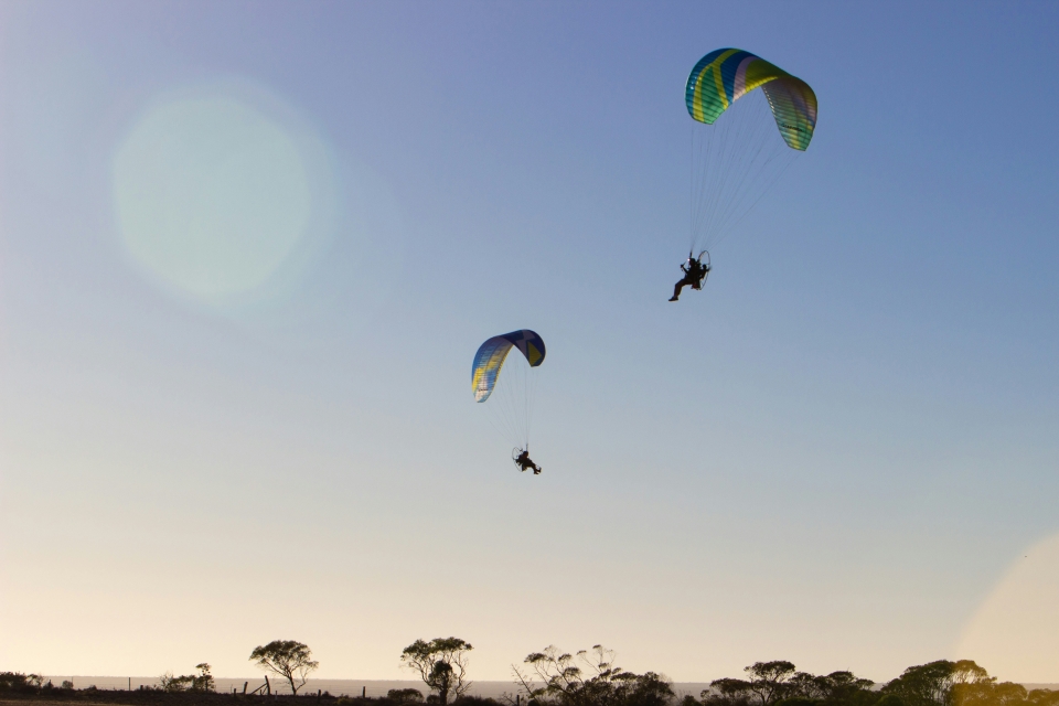 Parapente con motor en la playa