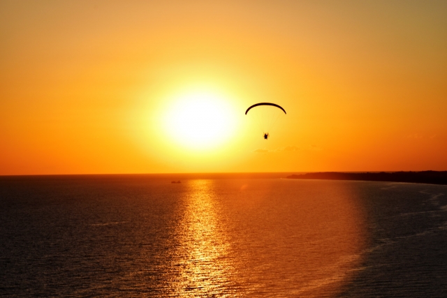 Atardecer en la playa con el paramotor