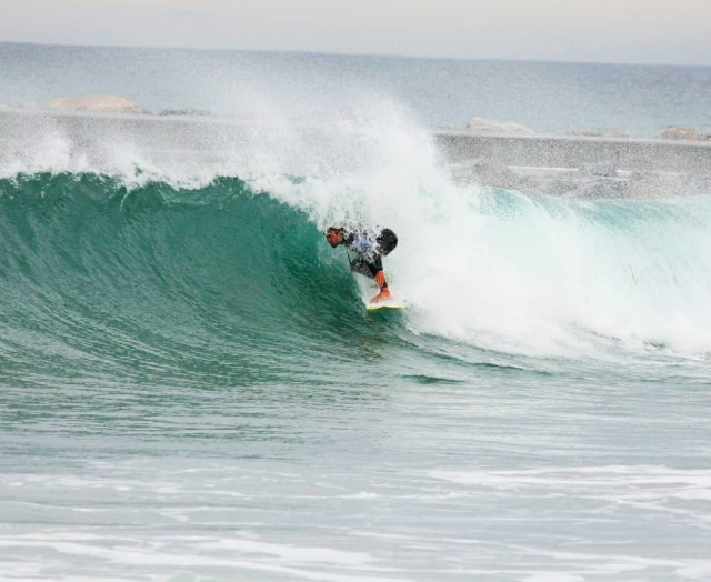 Atravesando la ola con la tabla de surf