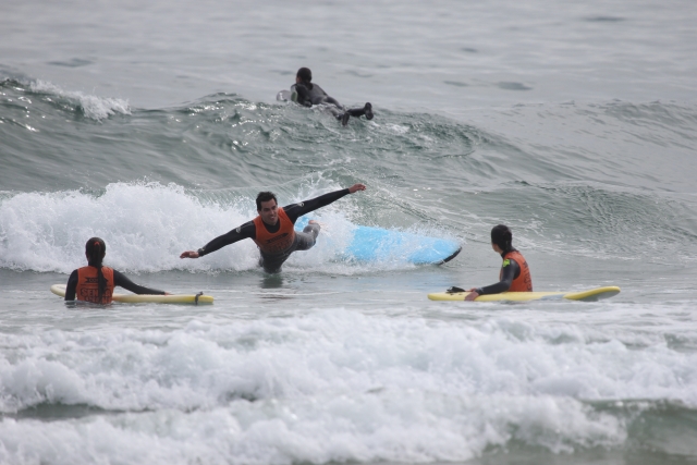 Cayendo al agua desde la tabla de surf