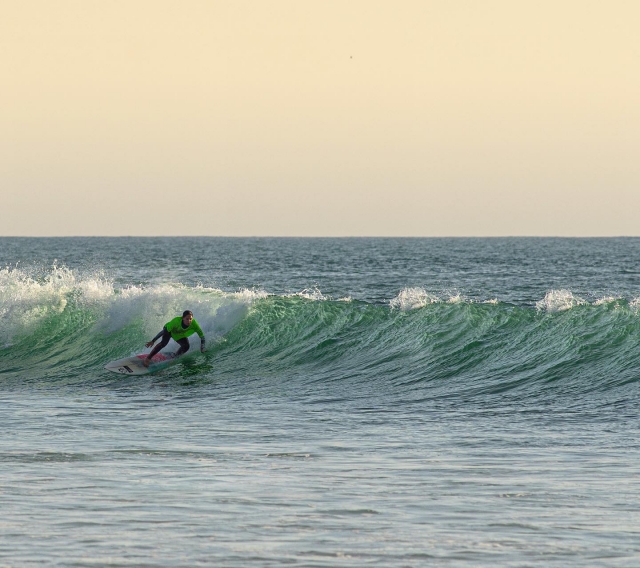  Attraper la vague avec la planche de surf 