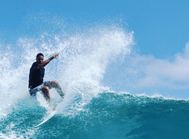 Sobre la ola surfeando