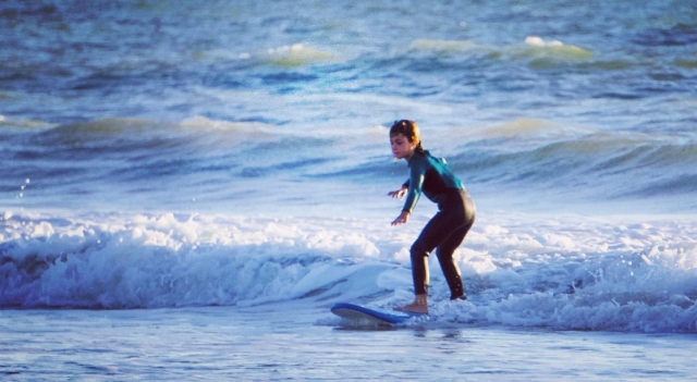 Llegando a la orilla sobre la tabla de surf