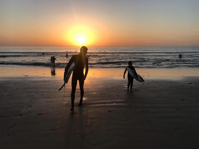 Surfeando al atardecer