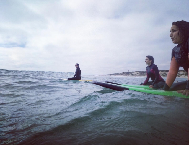 Schüler auf den Surfbrettern 