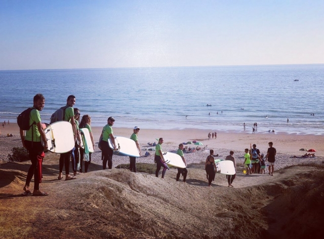  Gruppe mit den Surfbrettern Richtung Strand 