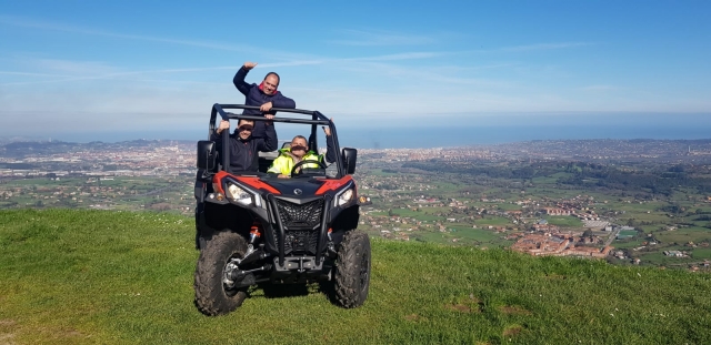 Amigos sobre el buggie