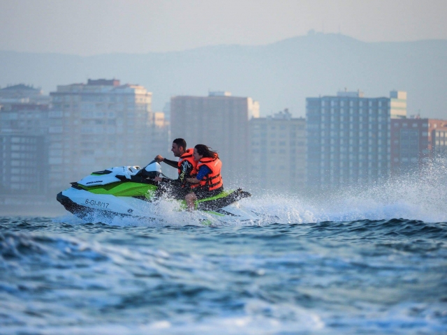 Pareja en moto de agua por Gijón