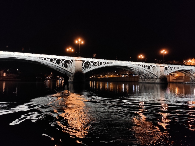 Bajo el puente de Triana de noche