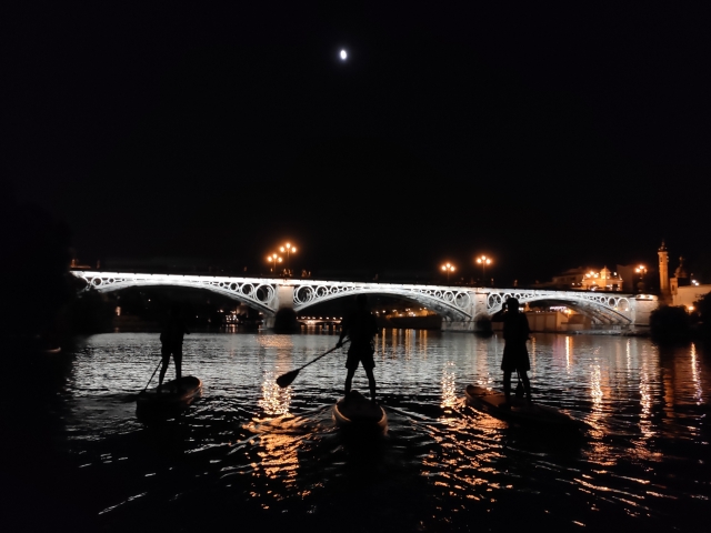 Bajo el puente con las tablas de SUP
