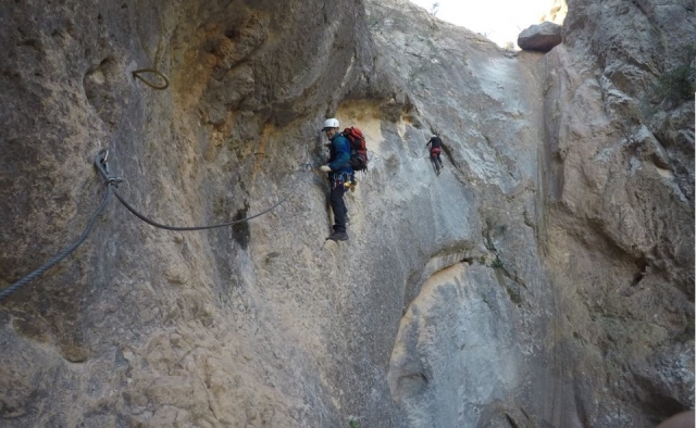 Avancer le long de la ferrata 