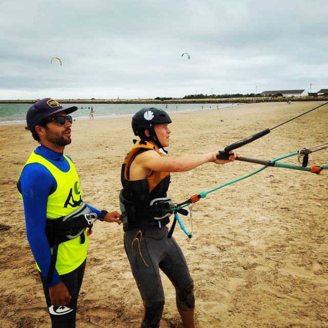 With the kite instructor training on the beach 