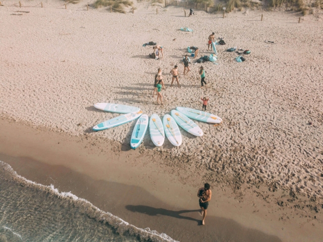 Equipo de sup en las playas de menorca