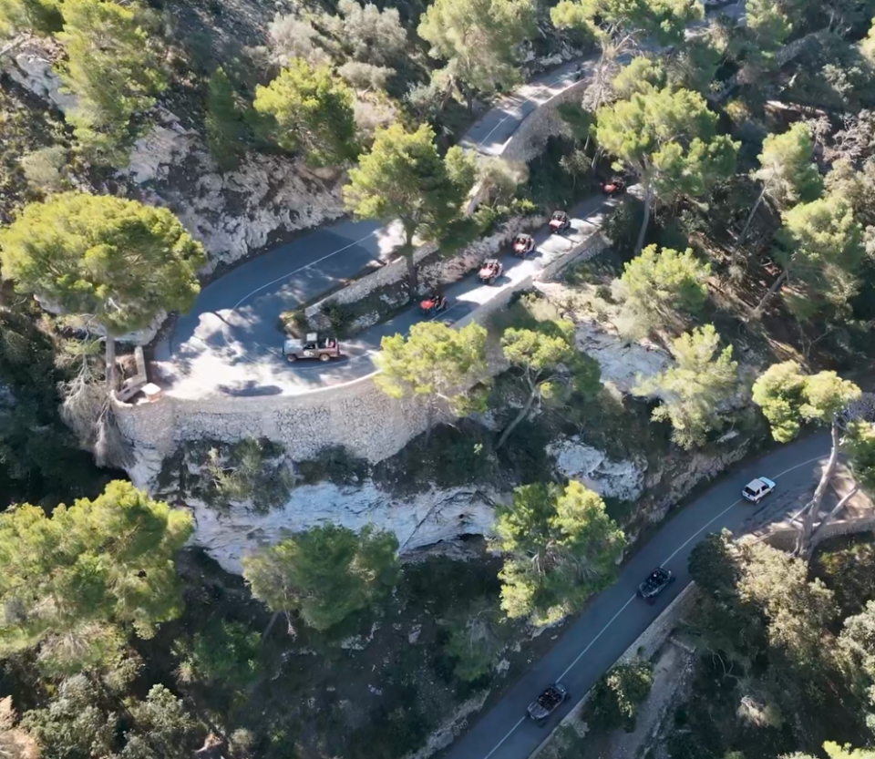  乘坐越野车游览马略卡岛内部 