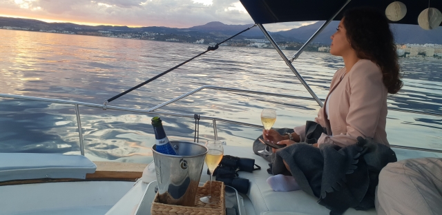  Bere un bicchiere di spumante sulla barca 