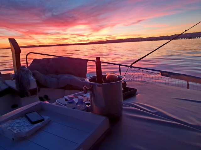  Dig at sunset on the boat 