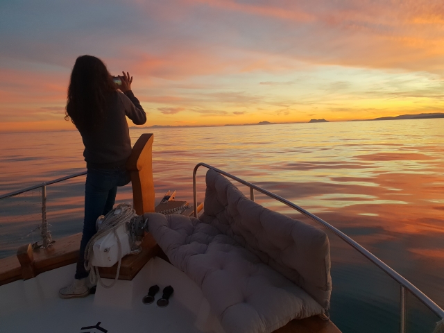  Photographing the sunset from the boat 