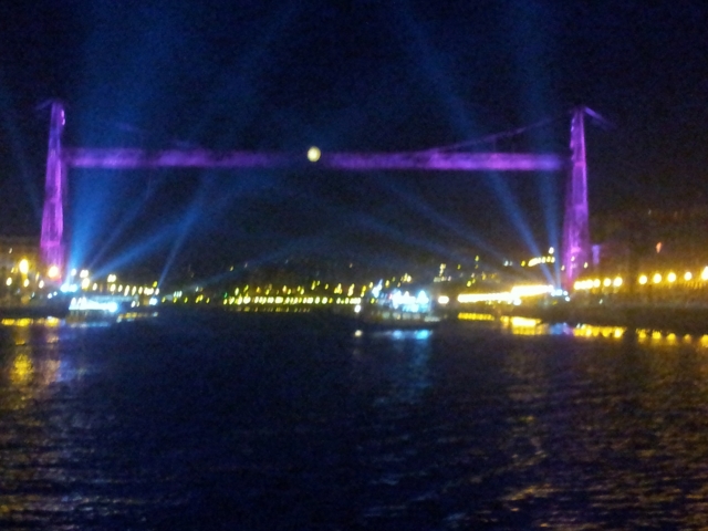 Puente Bizkaia iluminado