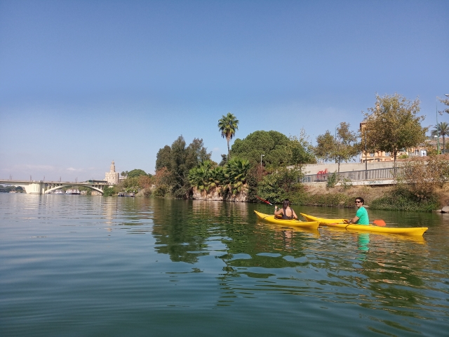  Crossing the Guadalquivir in kayak