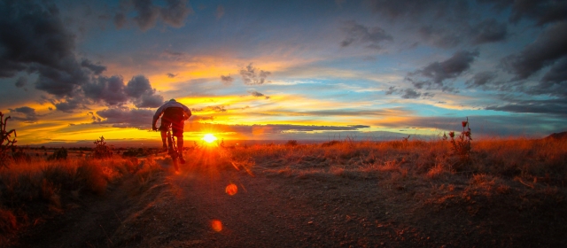 Con la bicicleta al atardecer